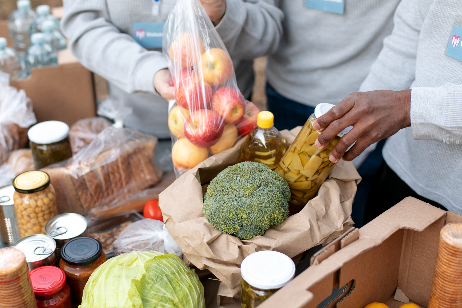 voluntarios-cerca-recolectando-donaciones-alimentos