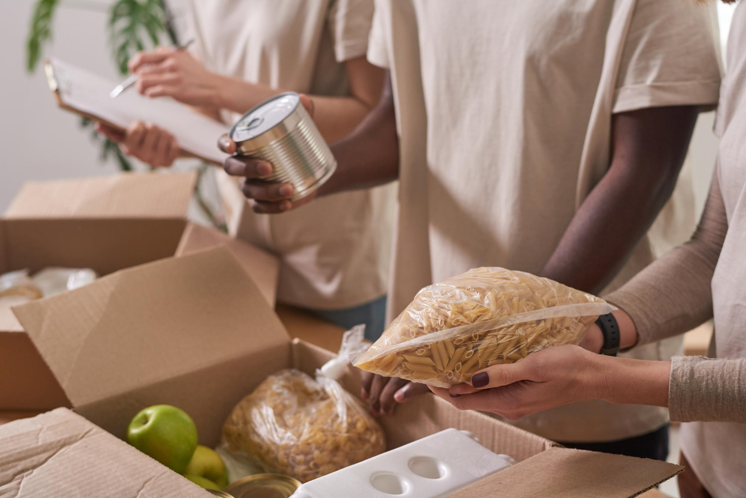 voluntarios-empacando-alimentos-donacion